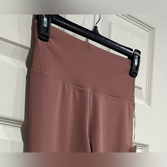 Vuori Women's Small Rib Studio Legging Dark Pink NWT 7/8 Length High Rise - Picture 3 of 9
